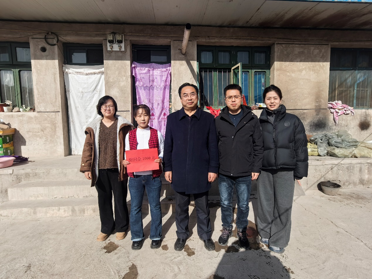 一群人站在一起合影AI 生成的内容可能不正确。