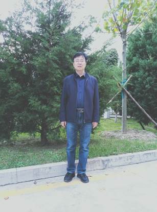 男人站在树下 AI 生成的内容可能不正确。